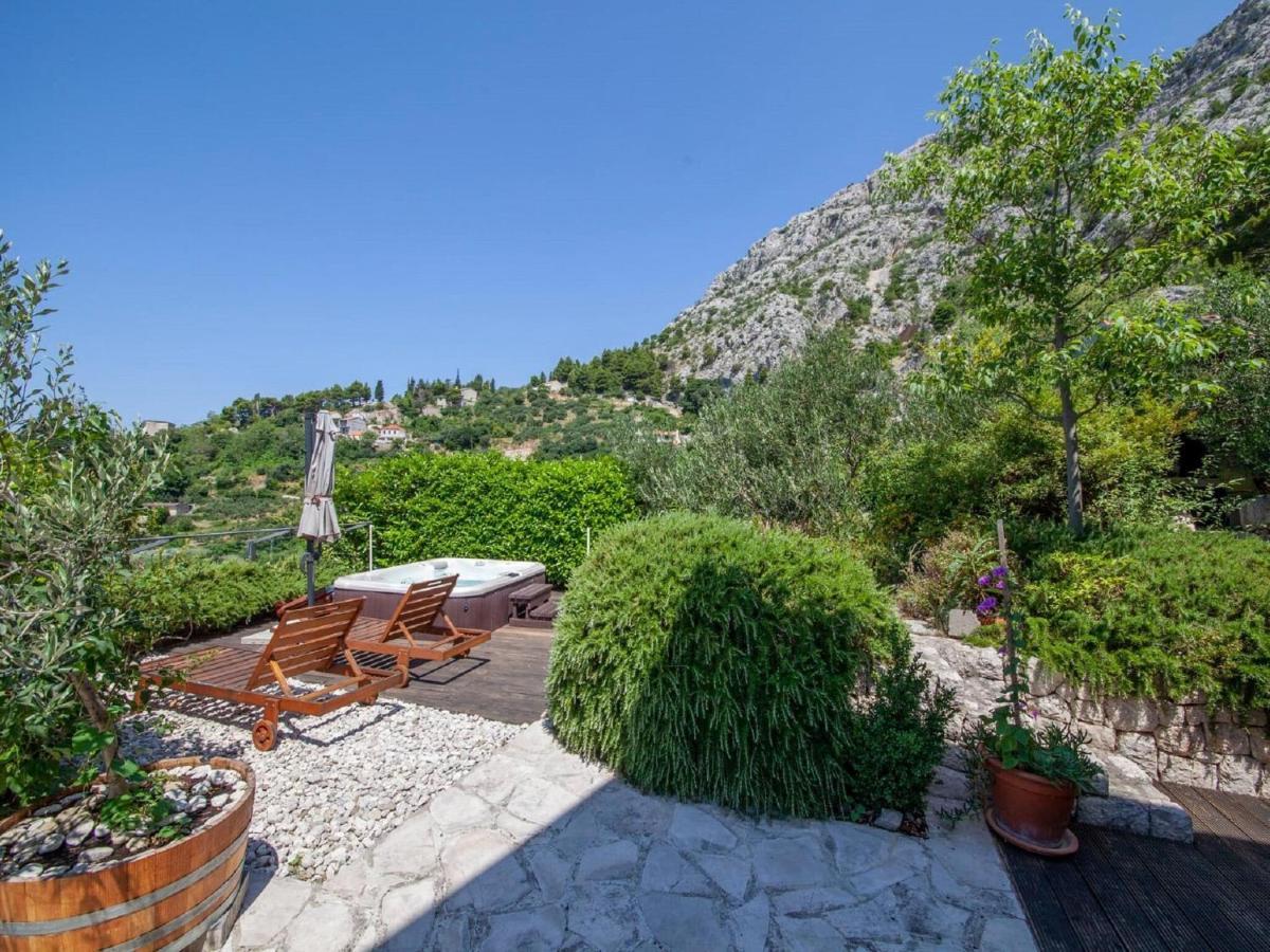 Luxurious Holiday Home In Makarska With Jacuzzi 外观 照片