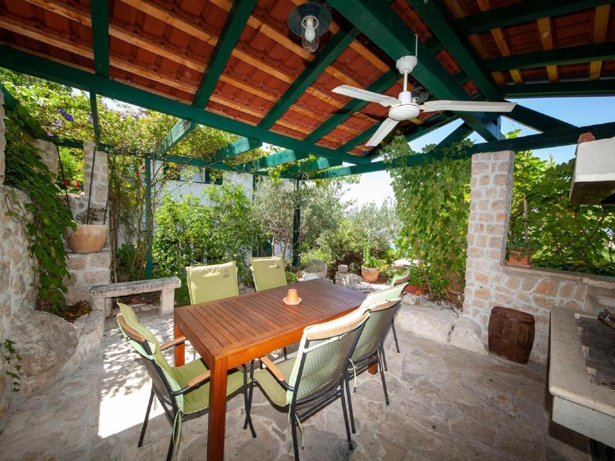 Luxurious Holiday Home In Makarska With Jacuzzi 外观 照片