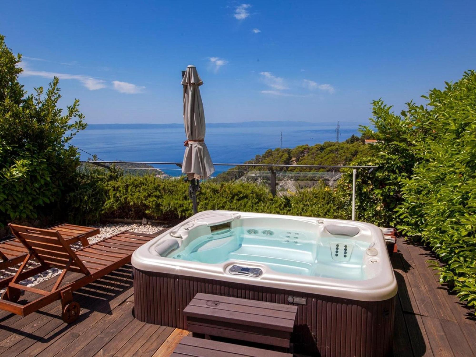 Luxurious Holiday Home In Makarska With Jacuzzi 外观 照片