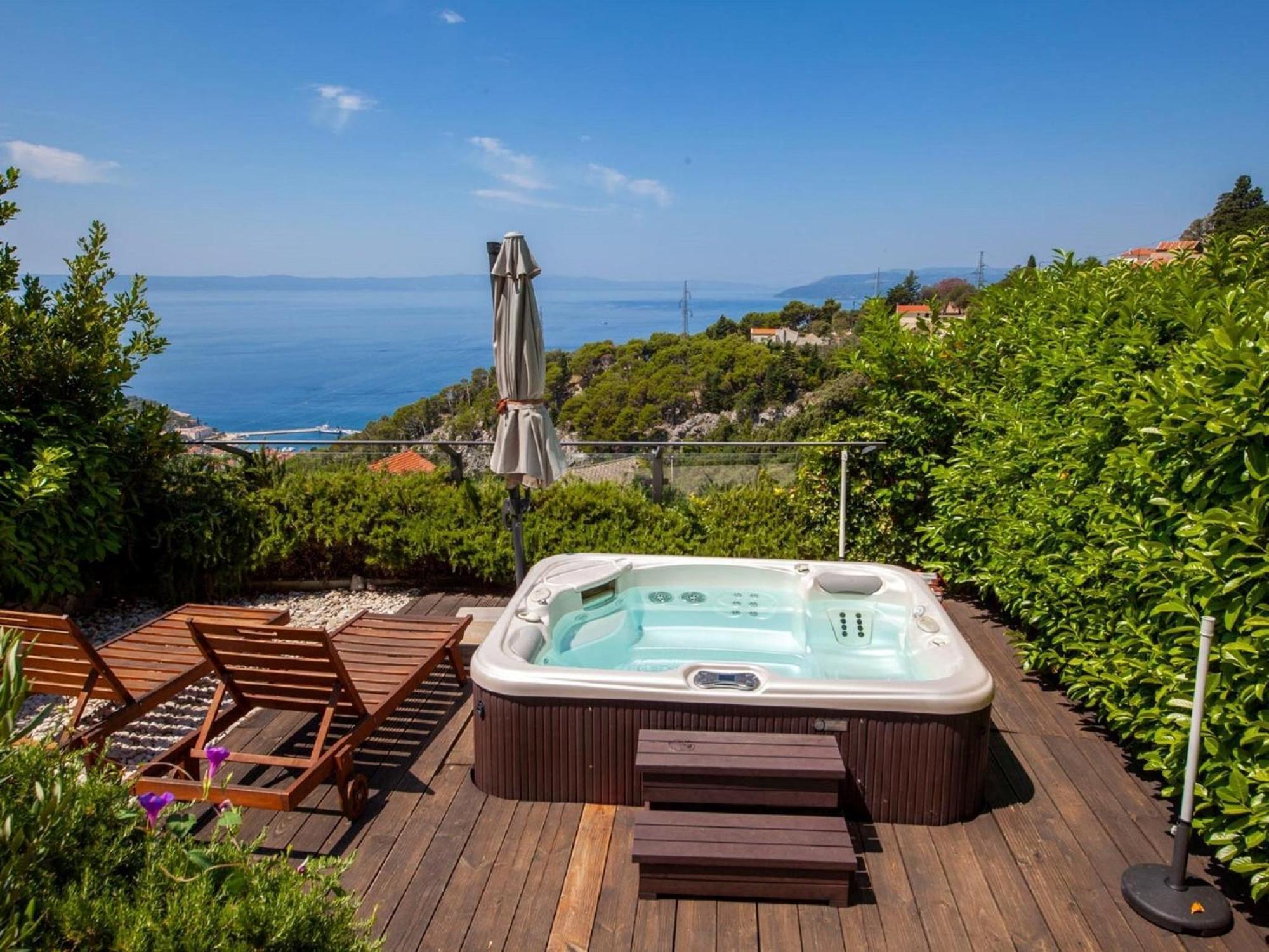 Luxurious Holiday Home In Makarska With Jacuzzi 外观 照片