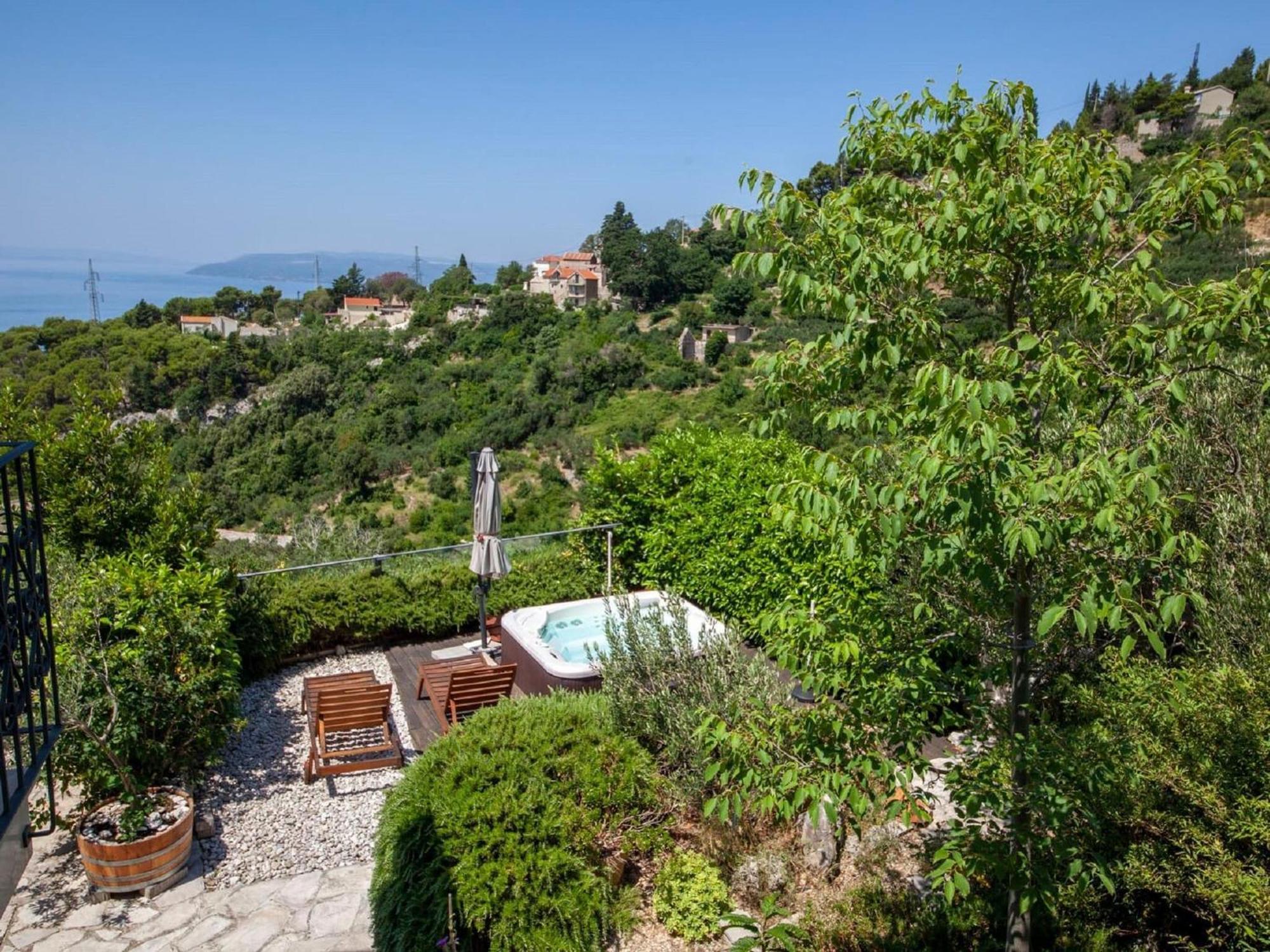 Luxurious Holiday Home In Makarska With Jacuzzi 外观 照片
